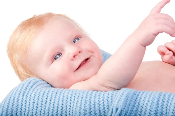 Lindo retrato de bebé niño en manta azul —  Fotos de Stock