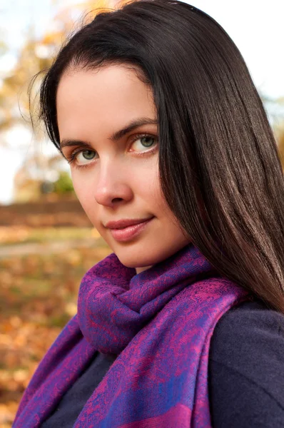 Porträtt av ung vacker kvinna i parken — Stockfoto