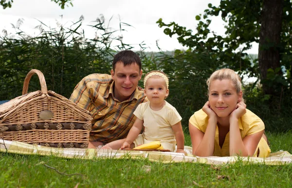 Família feliz piquenique ao ar livre — Fotografia de Stock