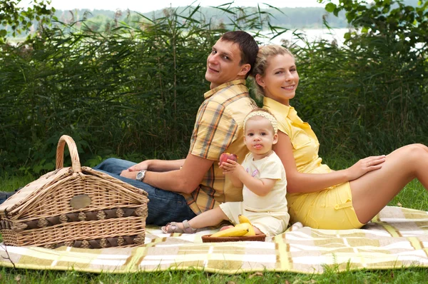 Bonne famille pique-niquer à l'extérieur — Photo