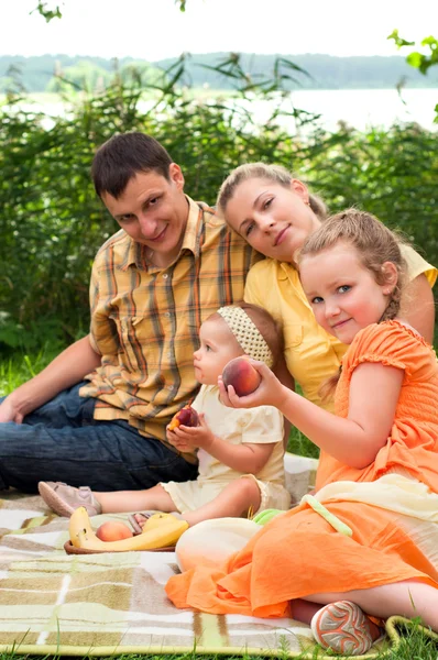 Gelukkige familie picknicken buitenshuis — Stockfoto