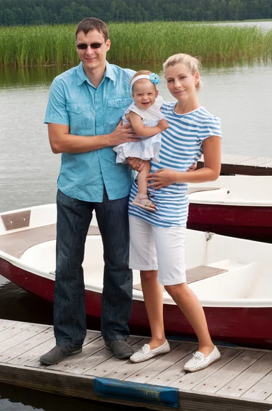Šťastná rodina na břehu řeky — Stock fotografie