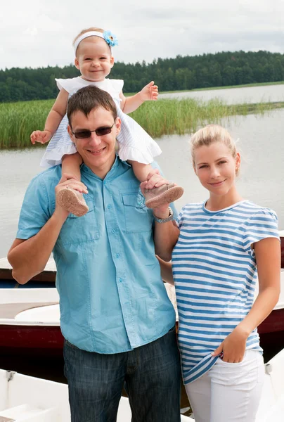 Lykkelig familie på flodbredden - Stock-foto