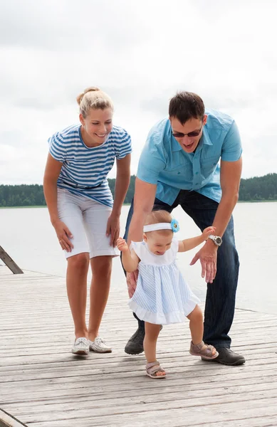 Famiglia felice sulla riva del fiume — Foto Stock