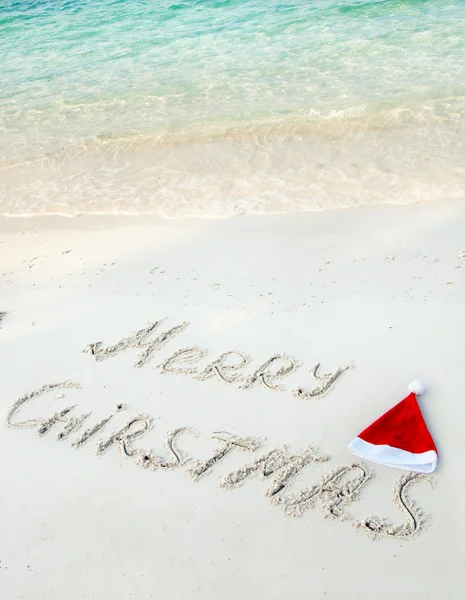 Vakantiewoningen achtergrond - vrolijk kerstfeest geschreven op tropisch strand — Stockfoto