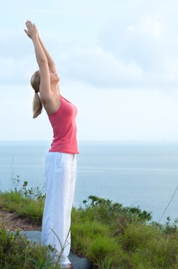 Sahilde güzel sarışın kadın egzersiz