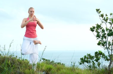 Sahilde güzel sarışın kadın egzersiz