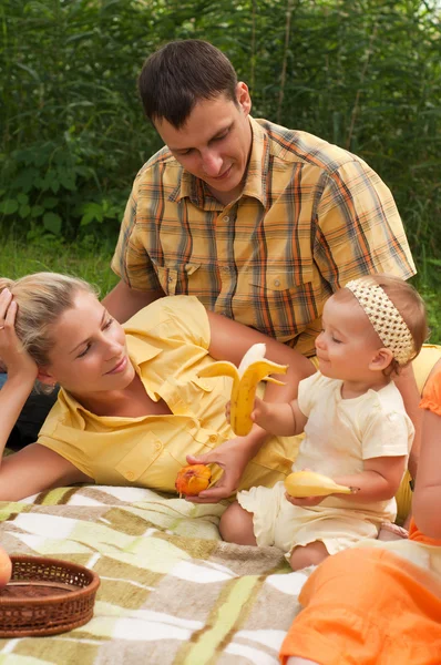 Gelukkige familie picknicken buitenshuis — Stockfoto