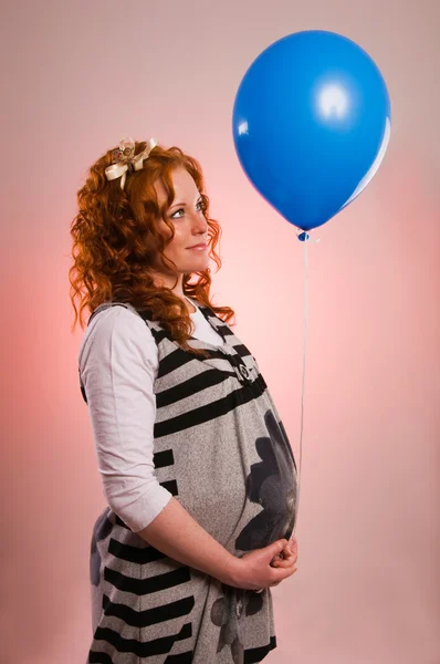 Belle femme enceinte tenant ballon — Photo