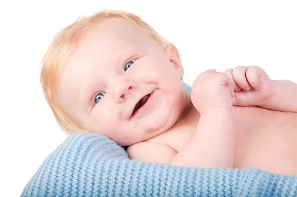 Aranyos baba fiú portré kék takaró — Stock Fotó
