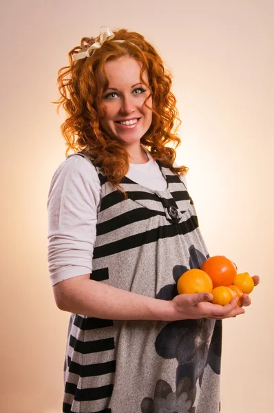 Hermosa mujer embarazada sosteniendo frutas —  Fotos de Stock