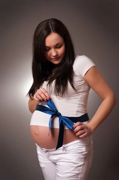 Porträt einer freudig schönen schwangeren Frau — Stockfoto