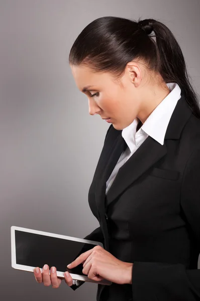 Eine junge Geschäftsfrau hält ihren digitalen Tablet-PC in der Hand — Stockfoto