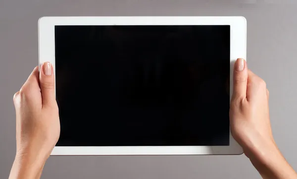 女人手牵一台 tablet pc — 图库照片