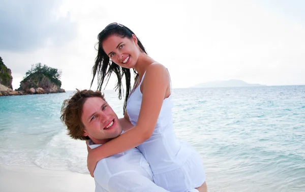 Casal apaixonado desfrutando de umas férias de verão . — Fotografia de Stock