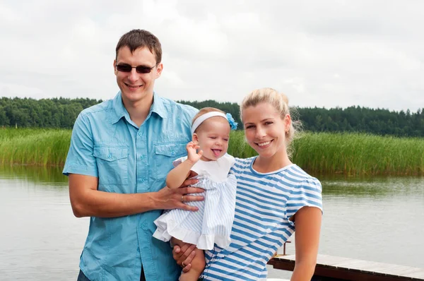 Boldog család a folyóparton — Stock Fotó