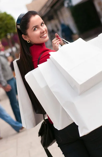 Mutlu gülümseyen kadın beyaz çanta ile alışveriş — Stok fotoğraf