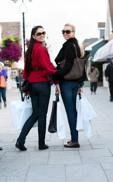 白い袋と一緒に買い物に幸せな笑みを浮かべて女性 — ストック写真