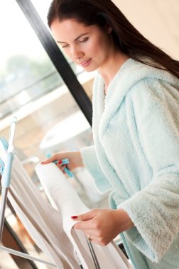 taze asılı güzel kadın giysi raf yıkanır.