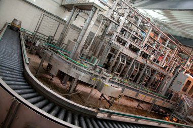 bira fıçıları üzerinde fabrika üretim hattında