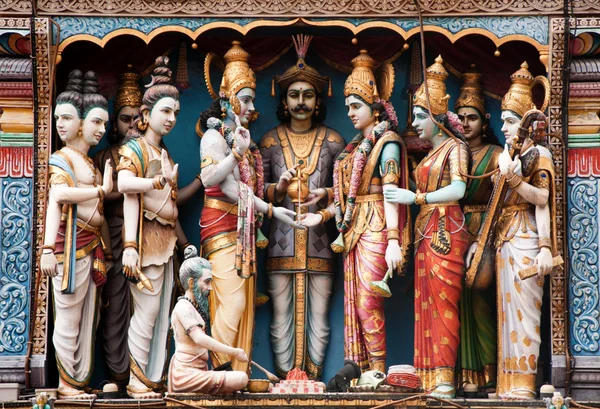 Teil eines farbenfrohen traditionellen hinduistischen Tempels — Stockfoto