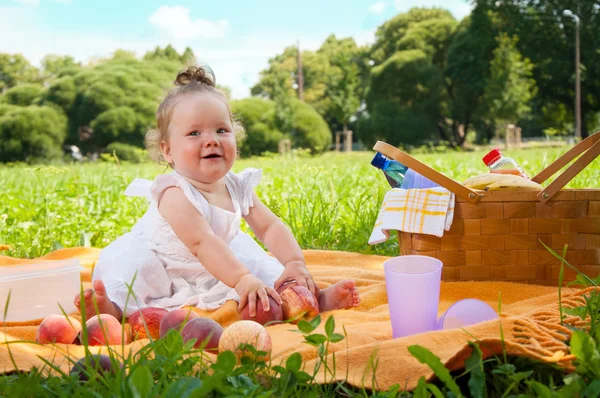 Bedårande liten flicka på picknick i parken skönhet — Stockfoto