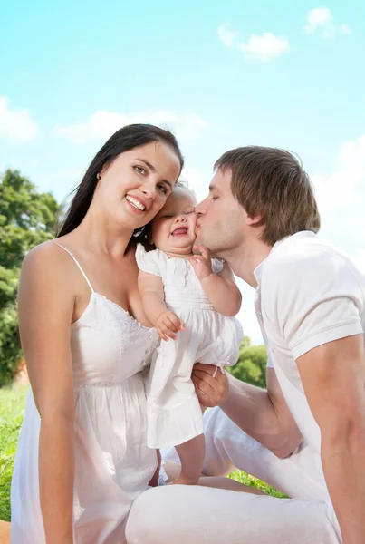 Parkta piknik yapmak mutlu bir aile — Stok fotoğraf