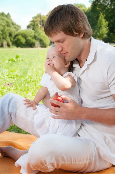 Junger glücklicher Vater mit Tochter im Park — Stockfoto