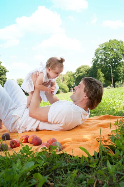 공원에서 딸과 함께 행복 한 젊은 아버지 — 스톡 사진