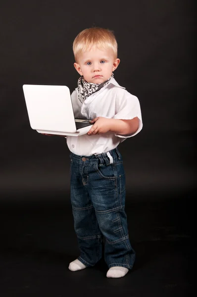 Niño hombre de negocios con un ordenador portátil —  Fotos de Stock
