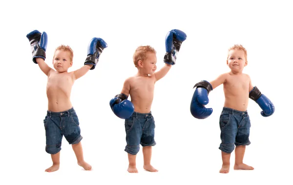 Молодой парень в боксёрских перчатках в победных позах — стоковое фото