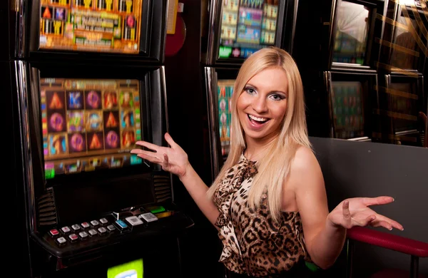 Jovem mulher no Casino em uma máquina de fenda — Fotografia de Stock