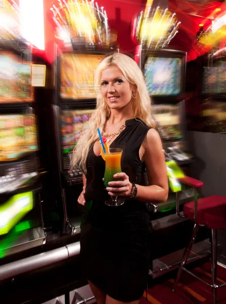 Jovem mulher no Casino em uma máquina de fenda — Fotografia de Stock