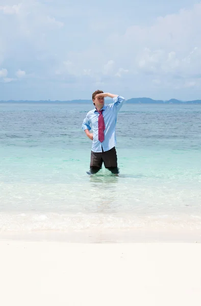 Zakenman aan het strand — Stockfoto