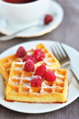Ahududu ile Belçika waffle
