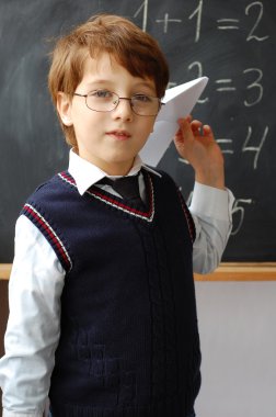 öğrenci ile bir kağıt uçak