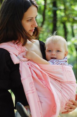 Bebek taşıyıcı bir çocuk olan kadın