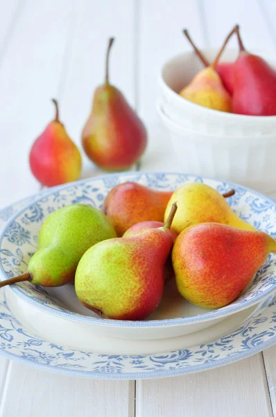 bir tabak içinde taze armut