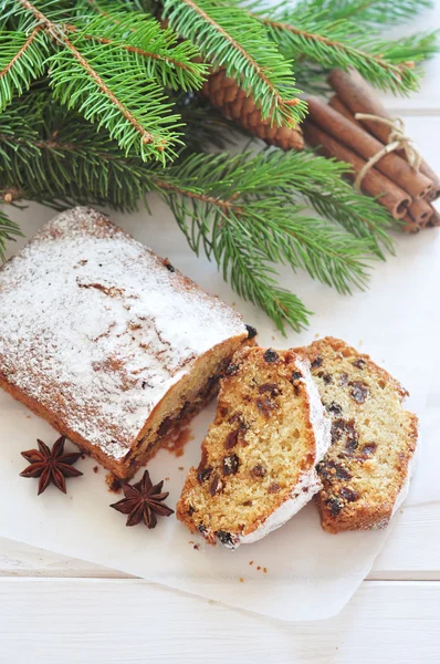 Weihnachtskuchen mit Rosinen — Stockfoto