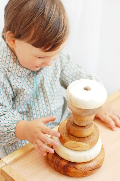 Criança brincando com brinquedos de madeira — Fotografia de Stock