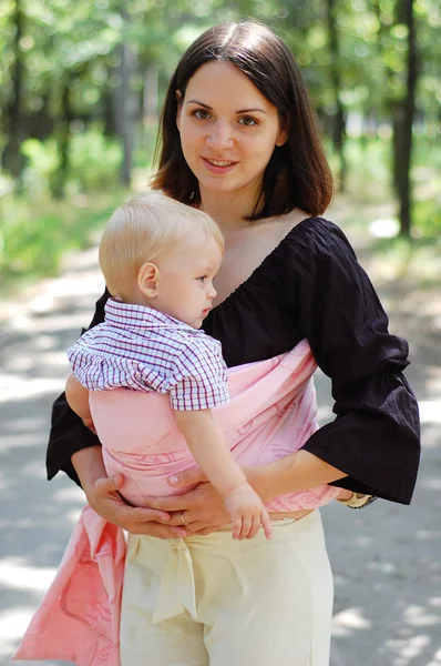 Bebek taşıyıcı bir çocuk olan kadın