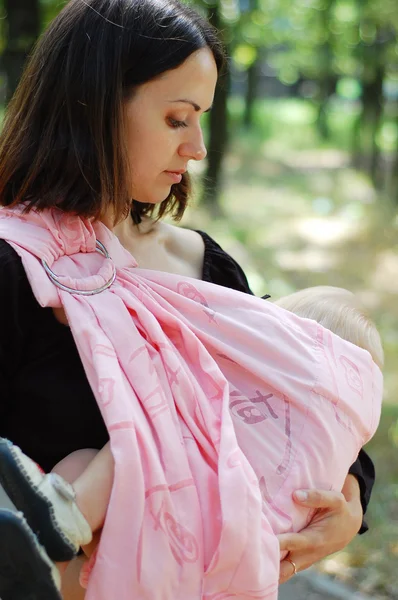 Bebek taşıyıcı bir çocuk olan kadın