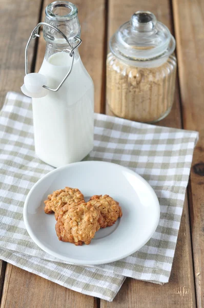 yulaf ezmesi kurabiye ve süt