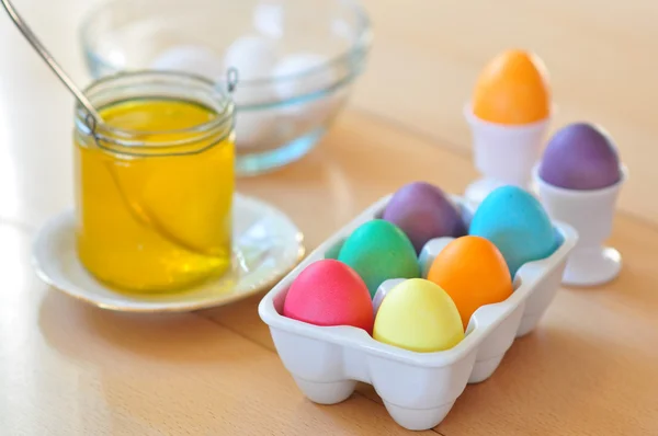 Coloring Easter eggs — Stock Photo, Image