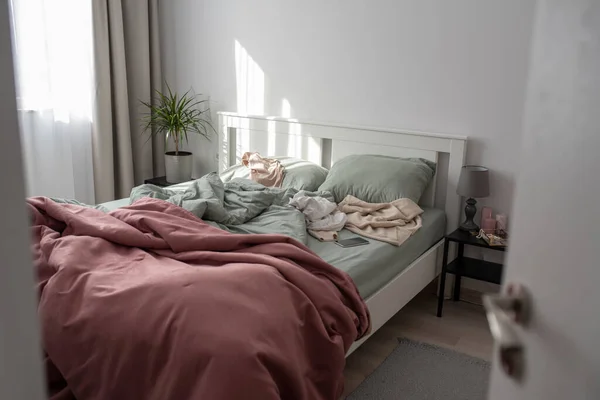 ピンクとミントの寝具付きのクラタリングベッドルーム — ストック写真