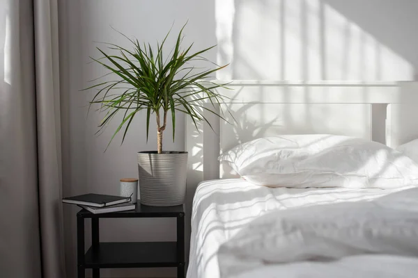 白の寝具とグレーのカーテン付きのミニマリストモダンなベッドルーム 白いサテンの寝具とベッドの上に落ちる窓からの朝の光 — ストック写真