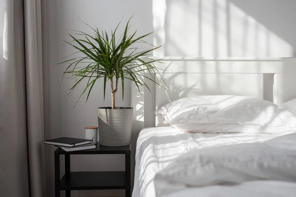 Minimalistisch Modernes Schlafzimmer Mit Weißer Bettwäsche Und Grauen Vorhängen Morgenlicht Stockfoto