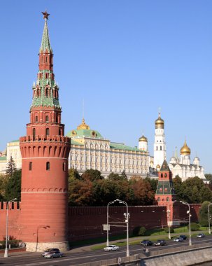 Kulesi Kremlin, iskele ve nehir