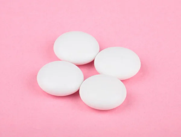 White pill on pink background — Stock Photo, Image