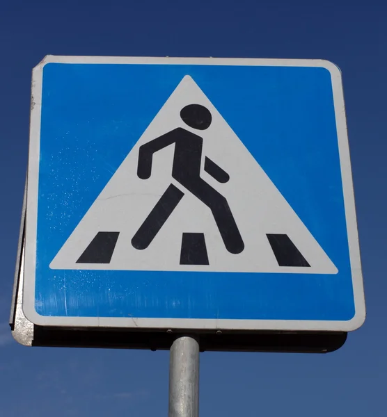 Znak przejścia dla pieszych na ulicy — Zdjęcie stockowe